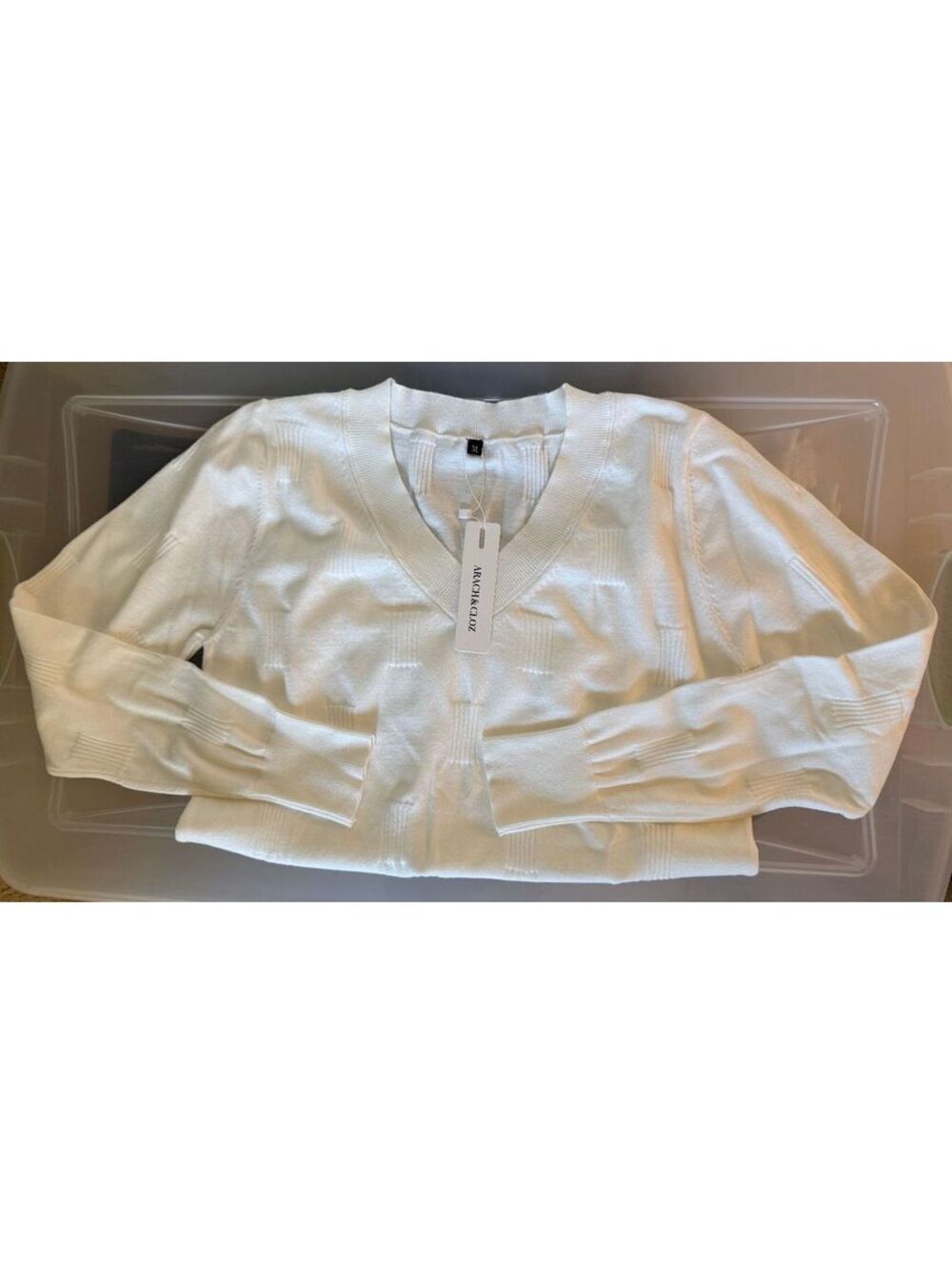 NWT Womens V-Neck Sweater M White Soft Stretchy Cozy Polished Feminine Classic